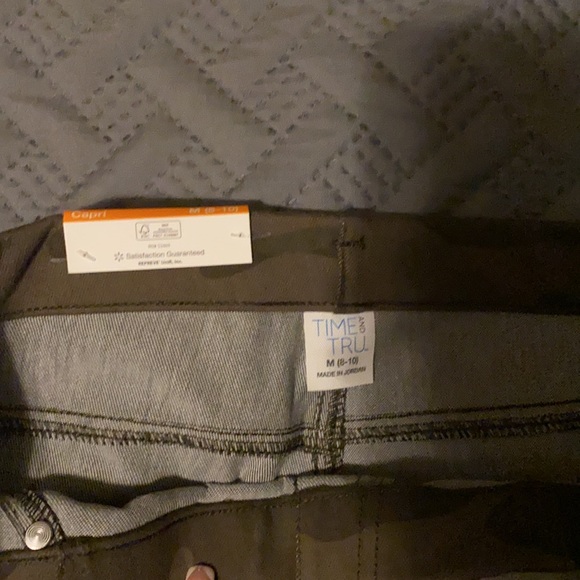 Capris - Picture 2 of 4